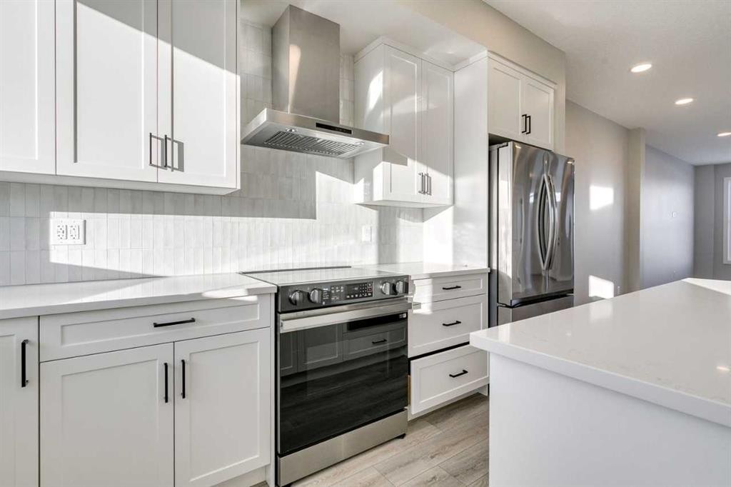 109 Silverton Glen Way Sw, Calgary, AB - Indoor Photo Showing Kitchen With Upgraded Kitchen