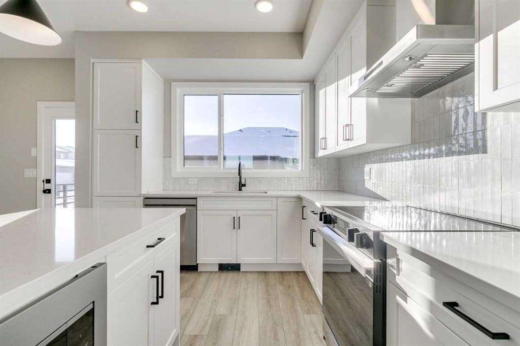 109 Silverton Glen Way Sw, Calgary, AB - Indoor Photo Showing Kitchen With Upgraded Kitchen