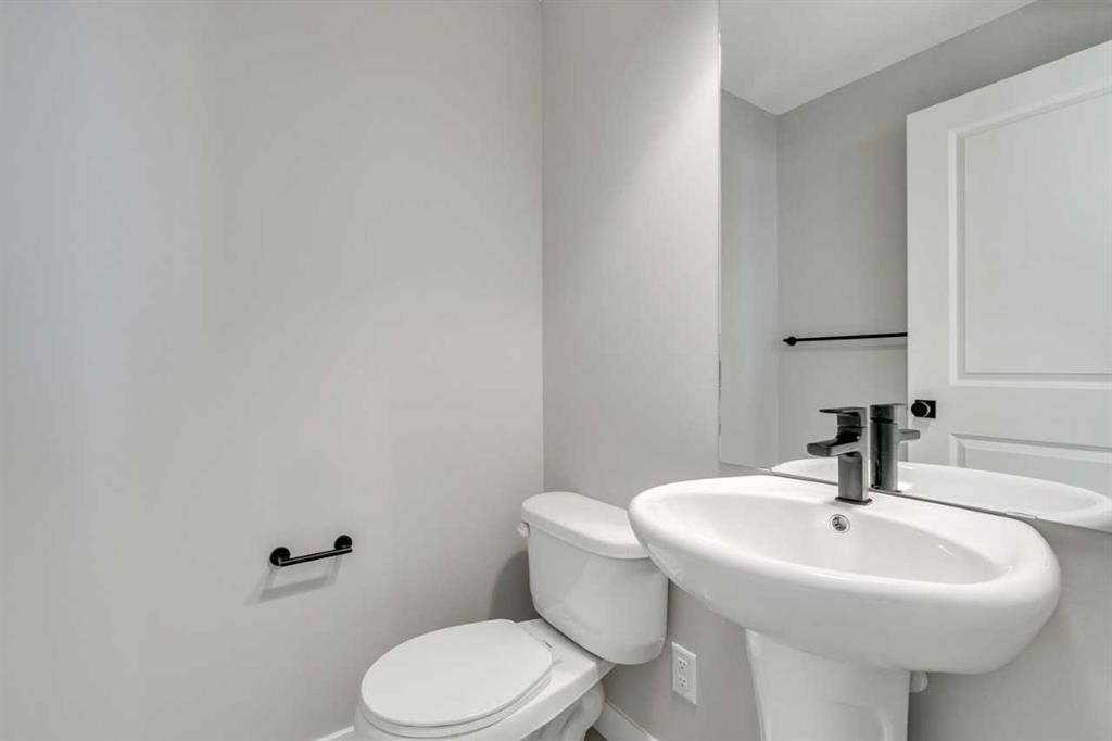 109 Silverton Glen Way Sw, Calgary, AB - Indoor Photo Showing Bathroom