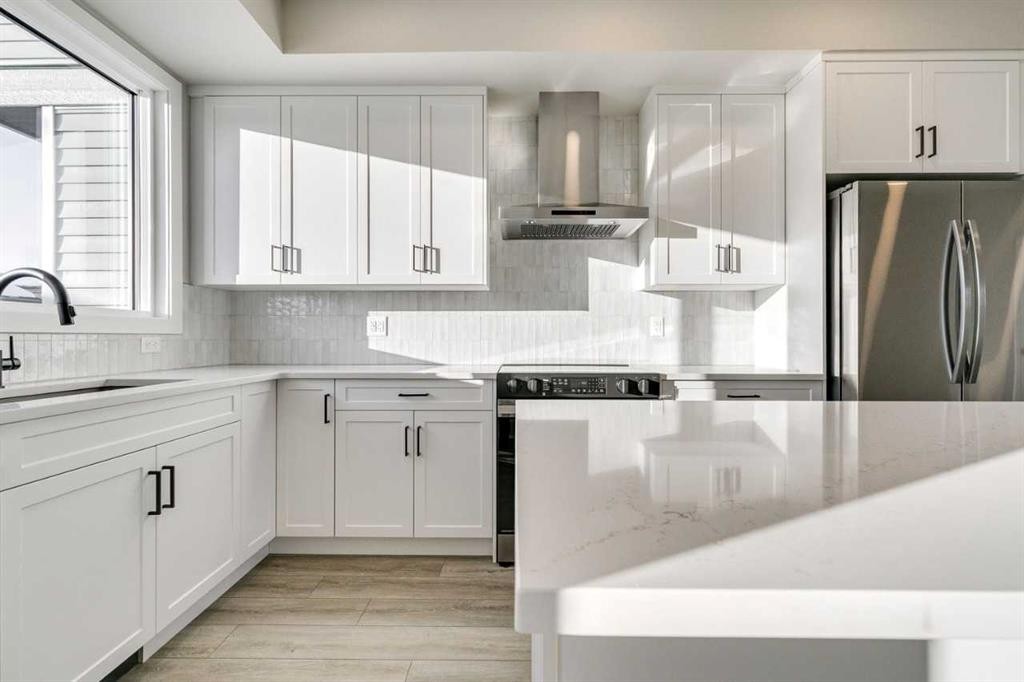 109 Silverton Glen Way Sw, Calgary, AB - Indoor Photo Showing Kitchen With Upgraded Kitchen