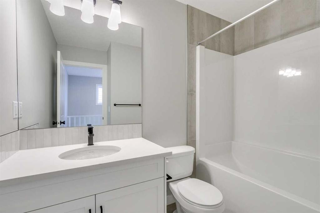 109 Silverton Glen Way Sw, Calgary, AB - Indoor Photo Showing Bathroom