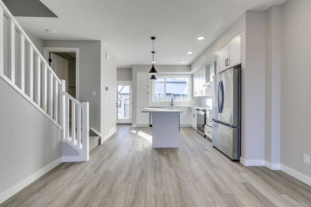 109 Silverton Glen Way Sw, Calgary, AB - Indoor Photo Showing Kitchen With Upgraded Kitchen