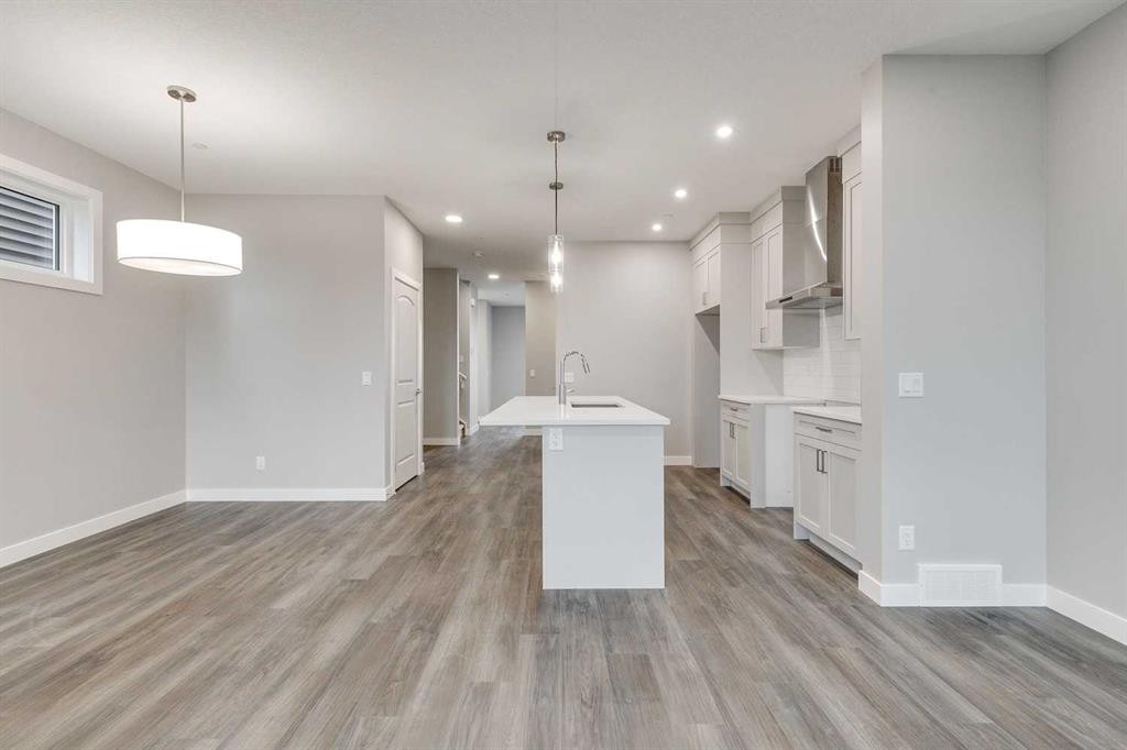 483 Hotchkiss Manor Se, Calgary, AB - Indoor Photo Showing Kitchen