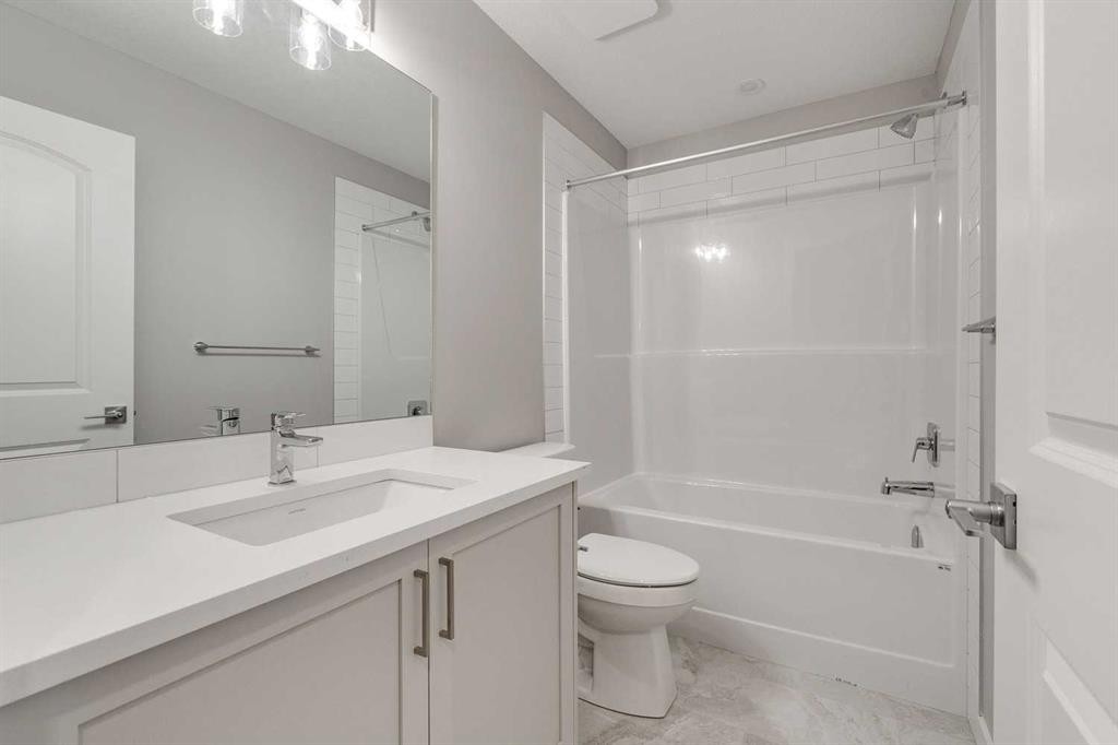 483 Hotchkiss Manor Se, Calgary, AB - Indoor Photo Showing Bathroom