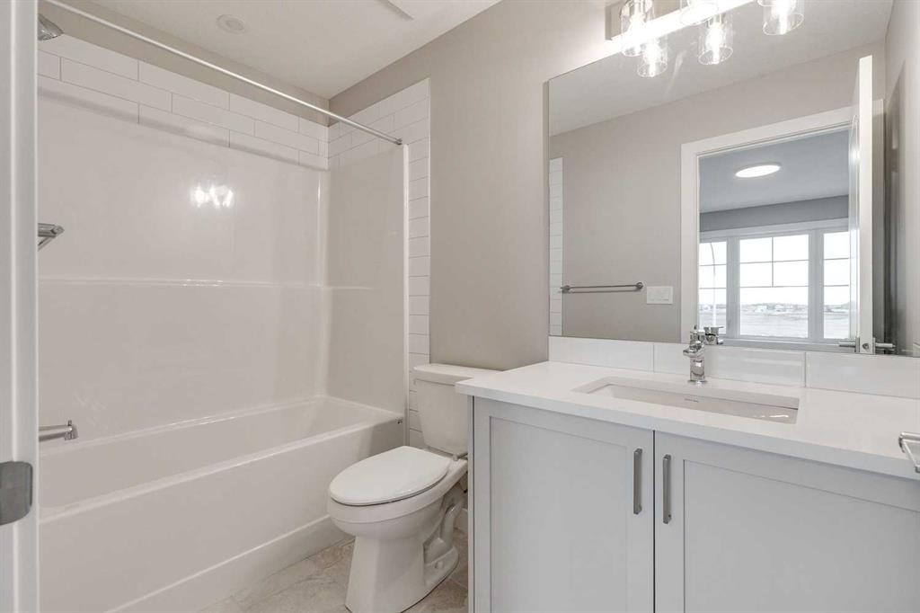 483 Hotchkiss Manor Se, Calgary, AB - Indoor Photo Showing Bathroom