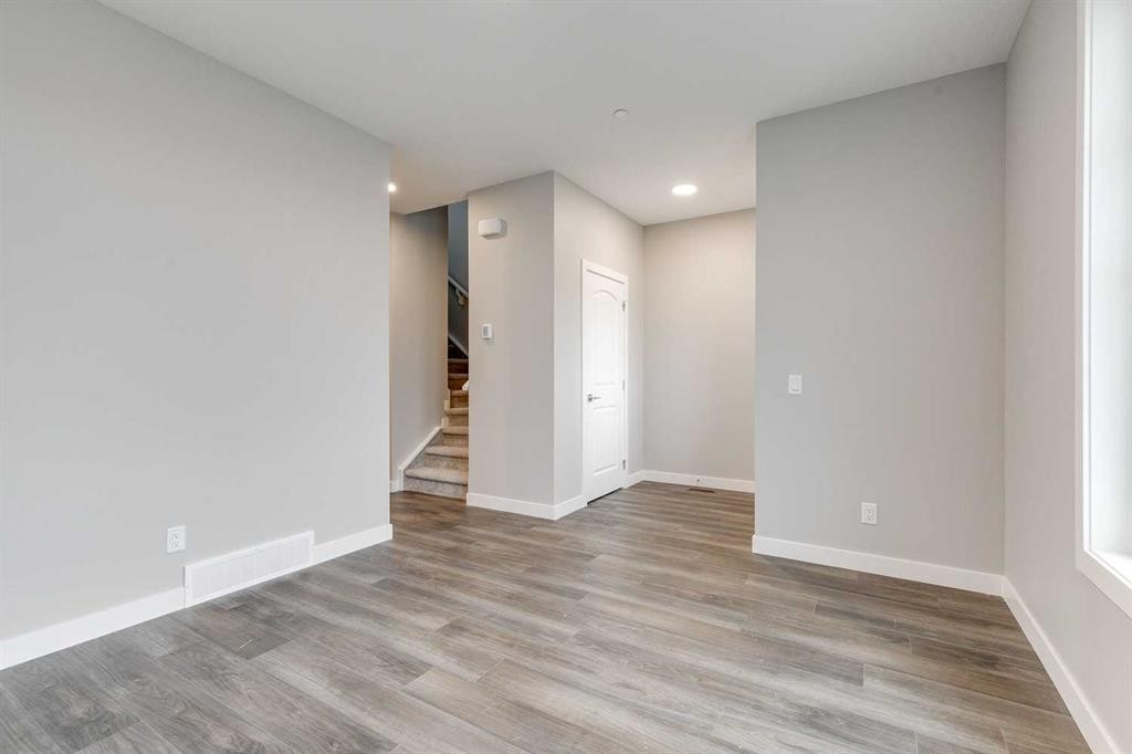 483 Hotchkiss Manor Se, Calgary, AB - Indoor Photo Showing Other Room