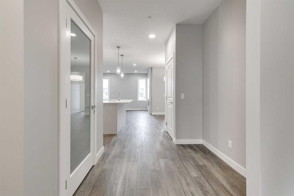 483 Hotchkiss Manor Se, Calgary, AB - Indoor Photo Showing Other Room