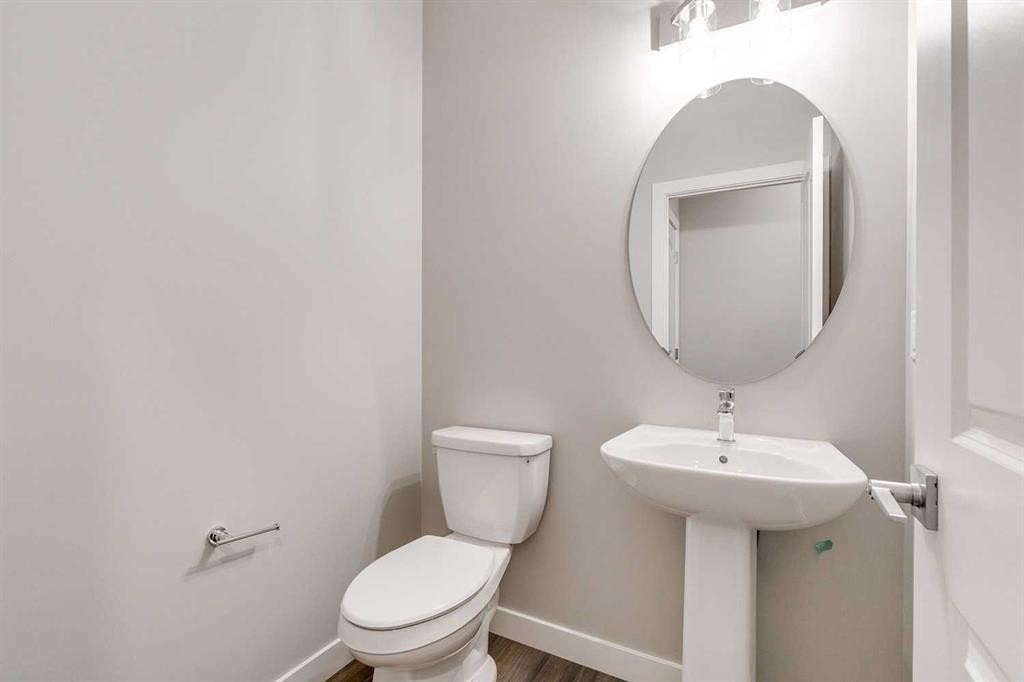 483 Hotchkiss Manor Se, Calgary, AB - Indoor Photo Showing Bathroom