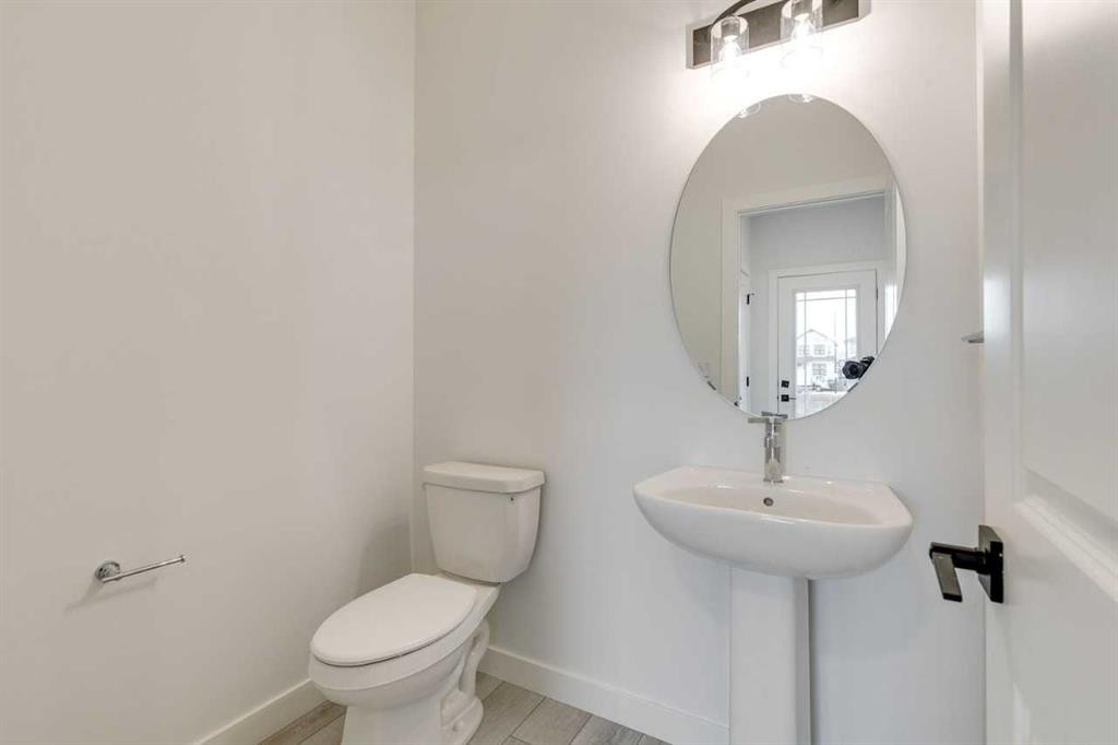 479 Hotchkiss Manor Se, Calgary, AB - Indoor Photo Showing Bathroom