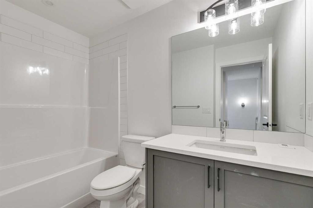 479 Hotchkiss Manor Se, Calgary, AB - Indoor Photo Showing Bathroom