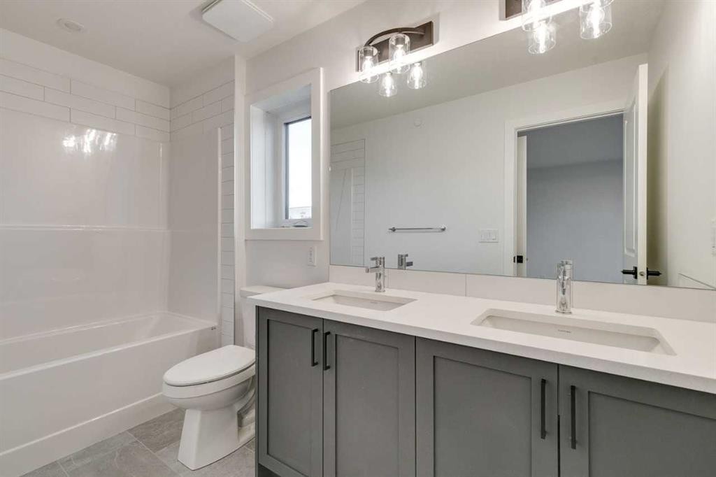 479 Hotchkiss Manor Se, Calgary, AB - Indoor Photo Showing Bathroom