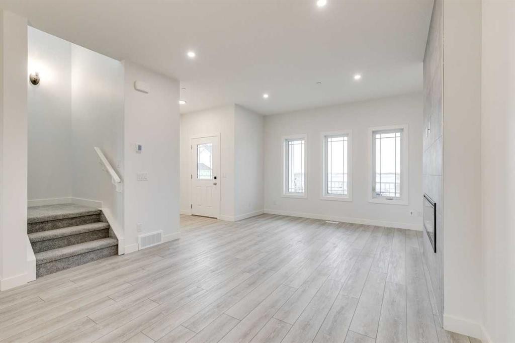 479 Hotchkiss Manor Se, Calgary, AB - Indoor Photo Showing Other Room