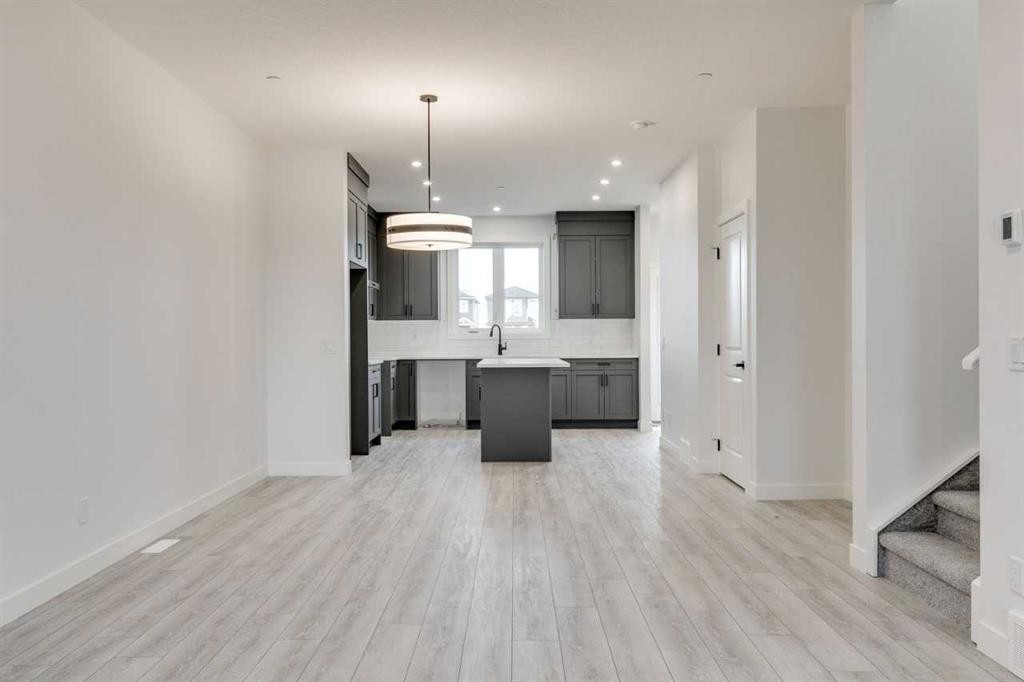 479 Hotchkiss Manor Se, Calgary, AB - Indoor Photo Showing Kitchen