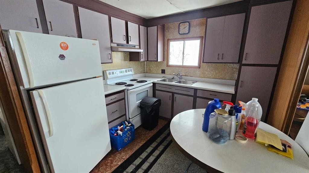 102 1 Avenue, Alliance, AB - Indoor Photo Showing Kitchen With Double Sink