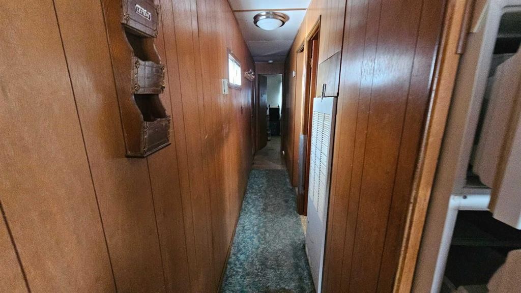 102 1 Avenue, Alliance, AB - Indoor Photo Showing Other Room