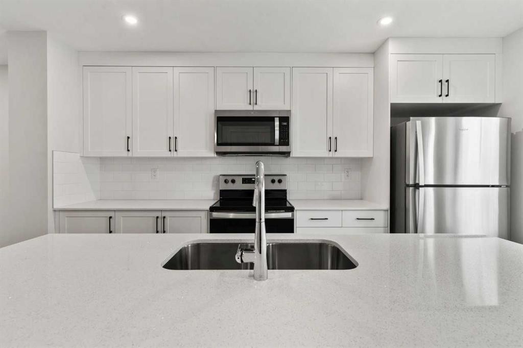106-40 Livingston Parade Ne, Calgary, AB - Indoor Photo Showing Kitchen With Double Sink With Upgraded Kitchen