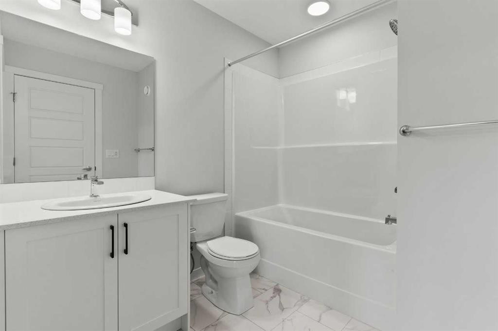 106-40 Livingston Parade Ne, Calgary, AB - Indoor Photo Showing Bathroom