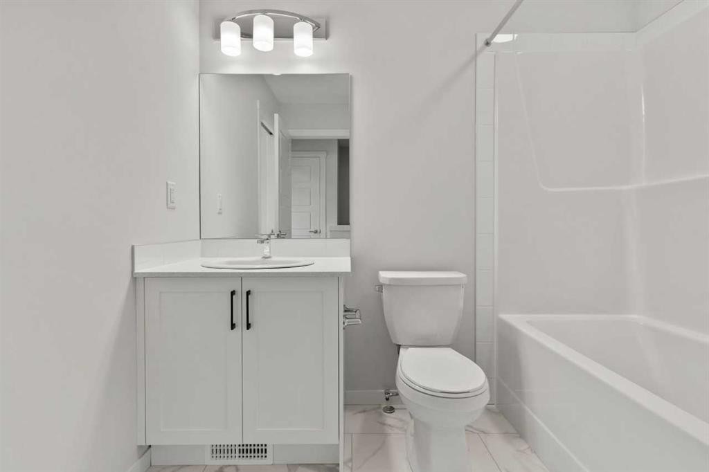 106-40 Livingston Parade Ne, Calgary, AB - Indoor Photo Showing Bathroom