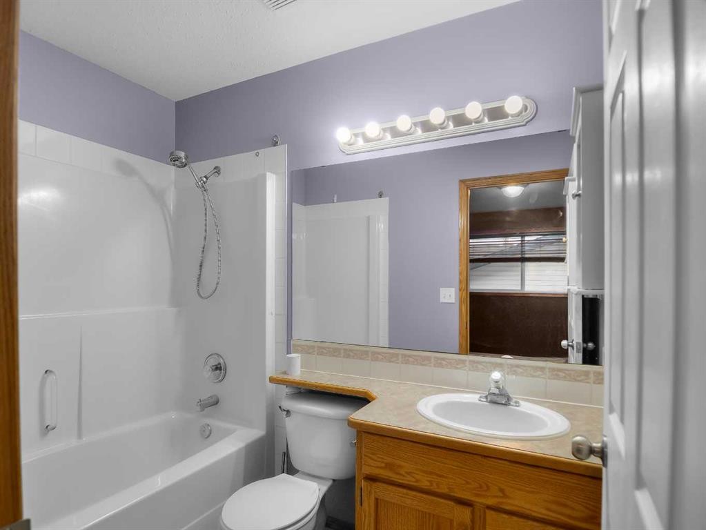 109 Duckering Close, Red Deer, AB - Indoor Photo Showing Bathroom