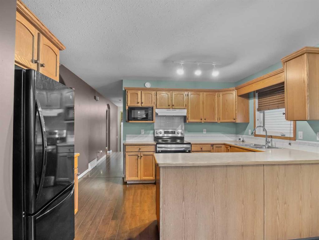 109 Duckering Close, Red Deer, AB - Indoor Photo Showing Kitchen