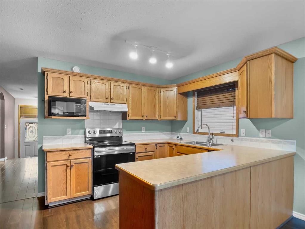 109 Duckering Close, Red Deer, AB - Indoor Photo Showing Kitchen With Double Sink