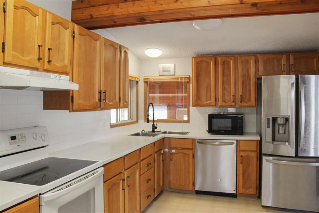 572 West Crescent, Forestburg, AB - Indoor Photo Showing Kitchen