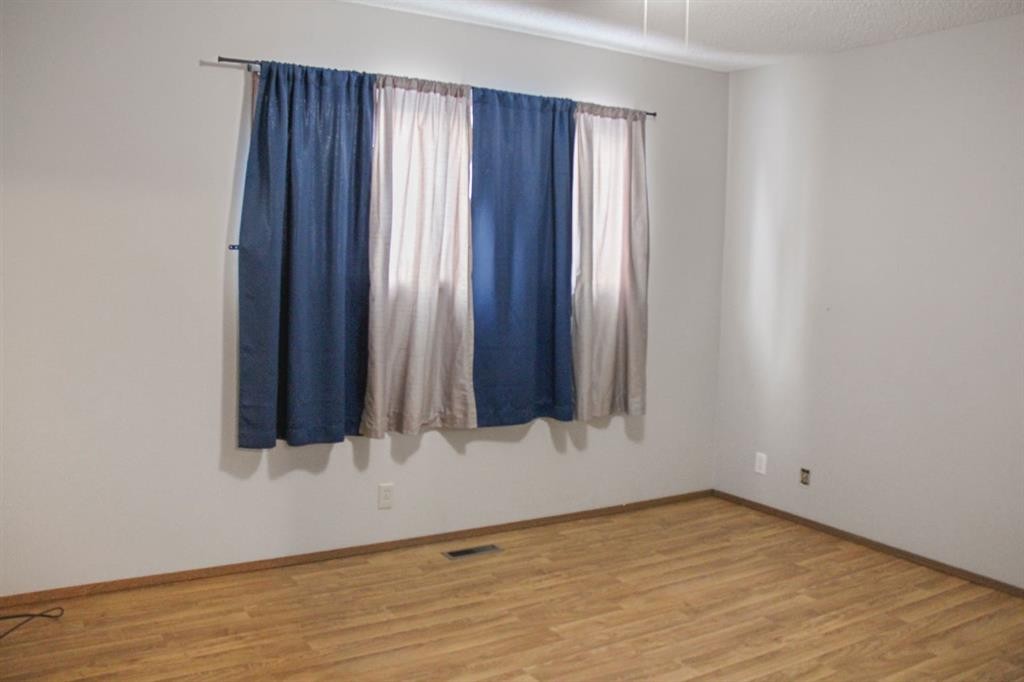 572 West Crescent, Forestburg, AB - Indoor Photo Showing Other Room