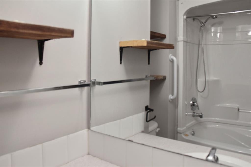572 West Crescent, Forestburg, AB - Indoor Photo Showing Bathroom