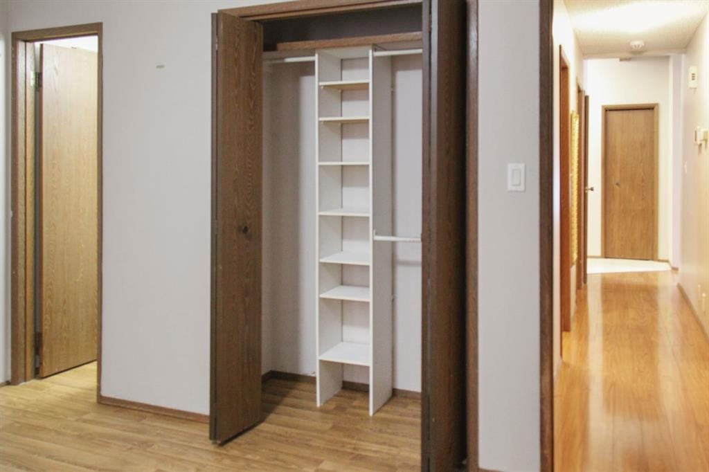 572 West Crescent, Forestburg, AB - Indoor Photo Showing Other Room