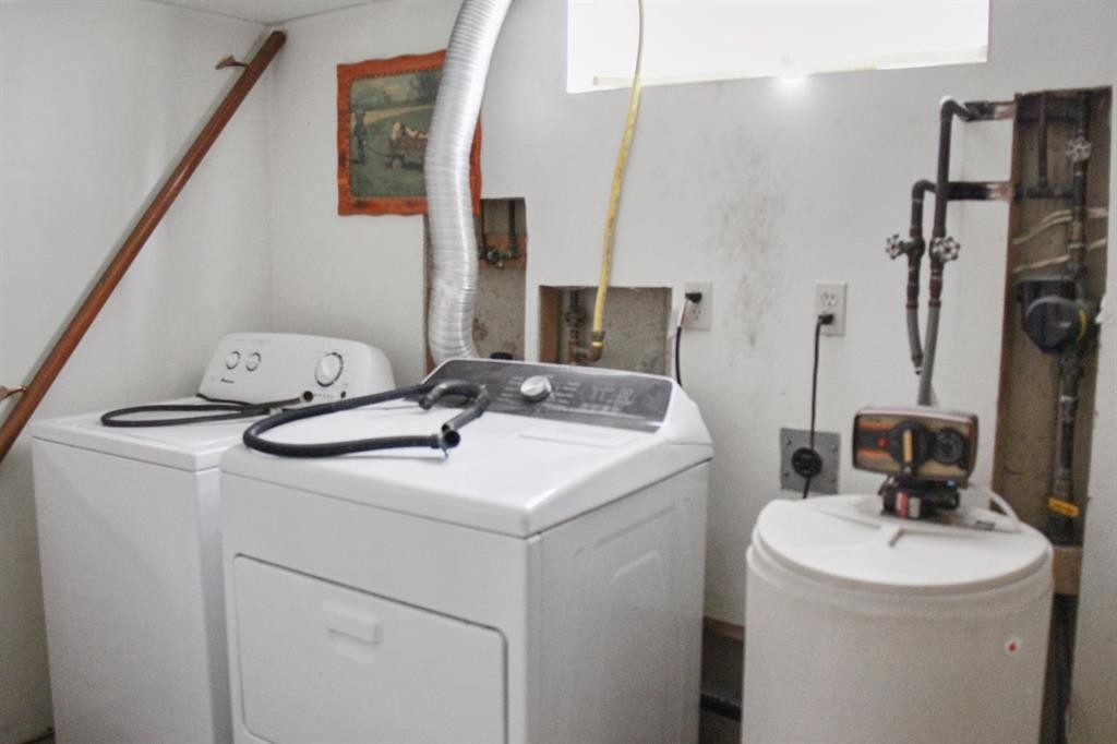 572 West Crescent, Forestburg, AB - Indoor Photo Showing Laundry Room