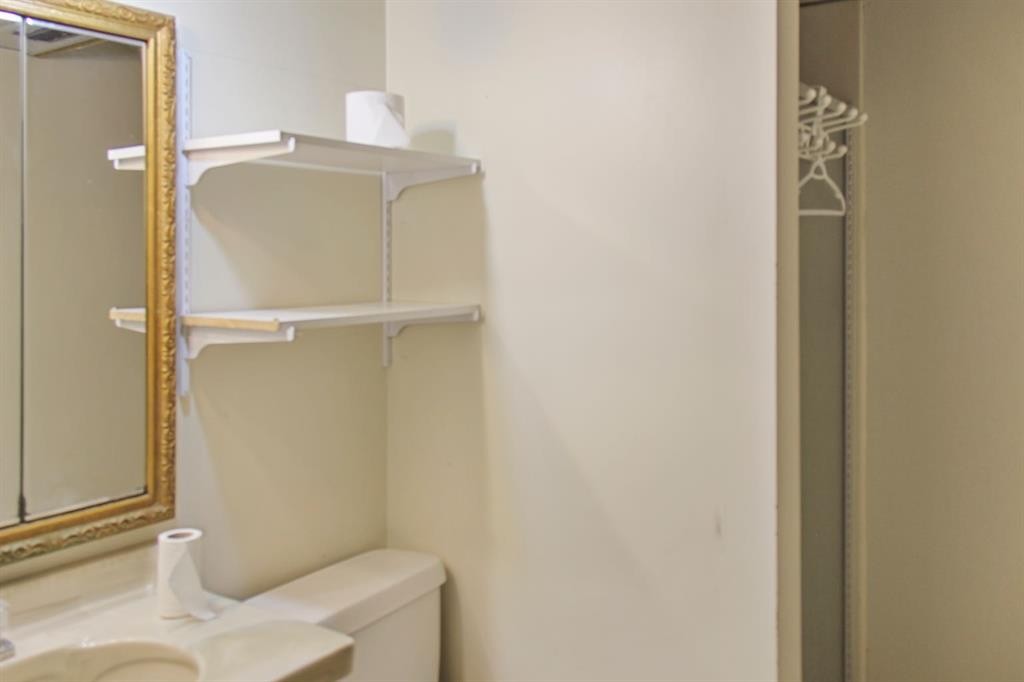 572 West Crescent, Forestburg, AB - Indoor Photo Showing Bathroom