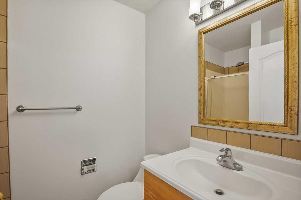 52 Harper Drive, Sylvan Lake, AB - Indoor Photo Showing Bathroom