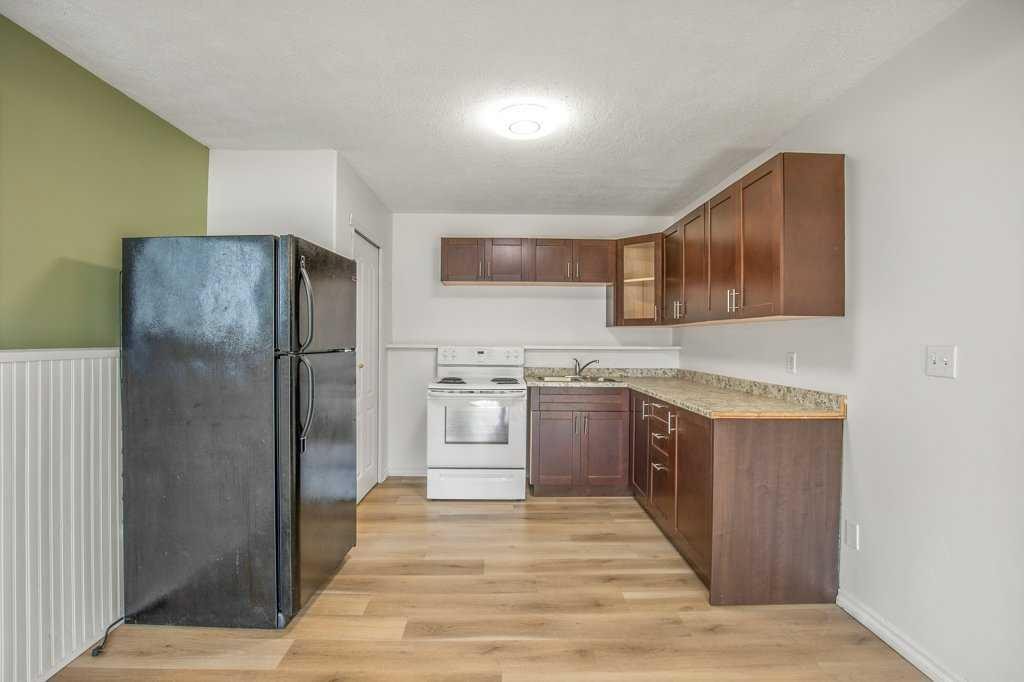 52 Harper Drive, Sylvan Lake, AB - Indoor Photo Showing Kitchen