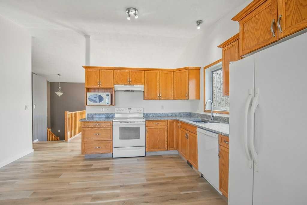 52 Harper Drive, Sylvan Lake, AB - Indoor Photo Showing Kitchen