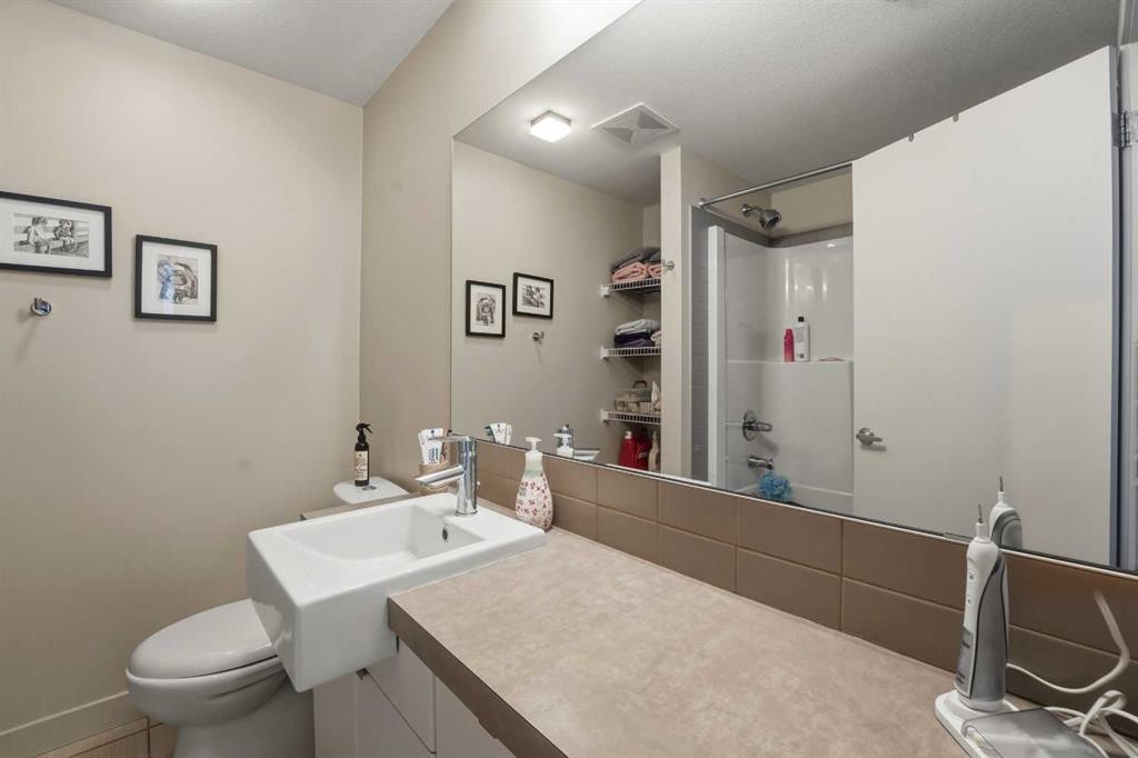 5226-2660 22 Street, Red Deer, AB - Indoor Photo Showing Bathroom