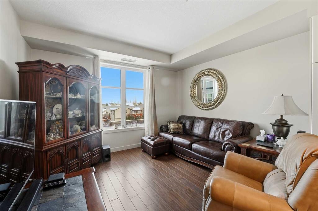5226-2660 22 Street, Red Deer, AB - Indoor Photo Showing Living Room