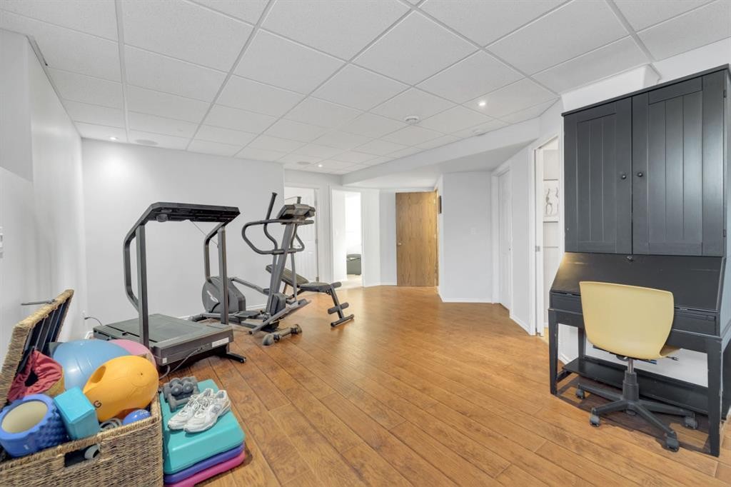 10 Wilkinson Circle, Sylvan Lake, AB - Indoor Photo Showing Gym Room