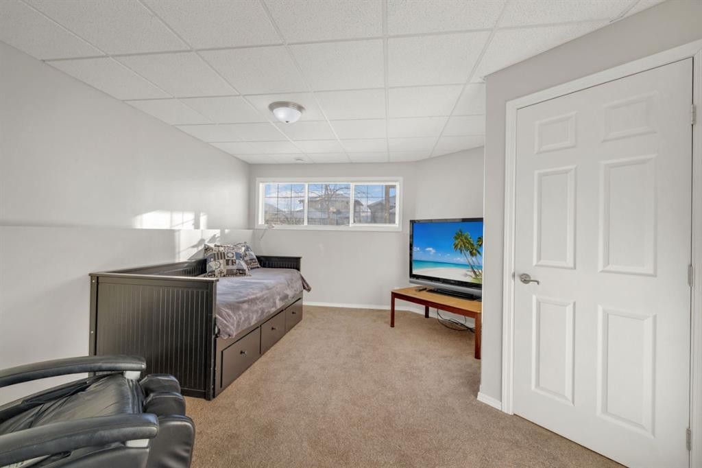 10 Wilkinson Circle, Sylvan Lake, AB - Indoor Photo Showing Bedroom