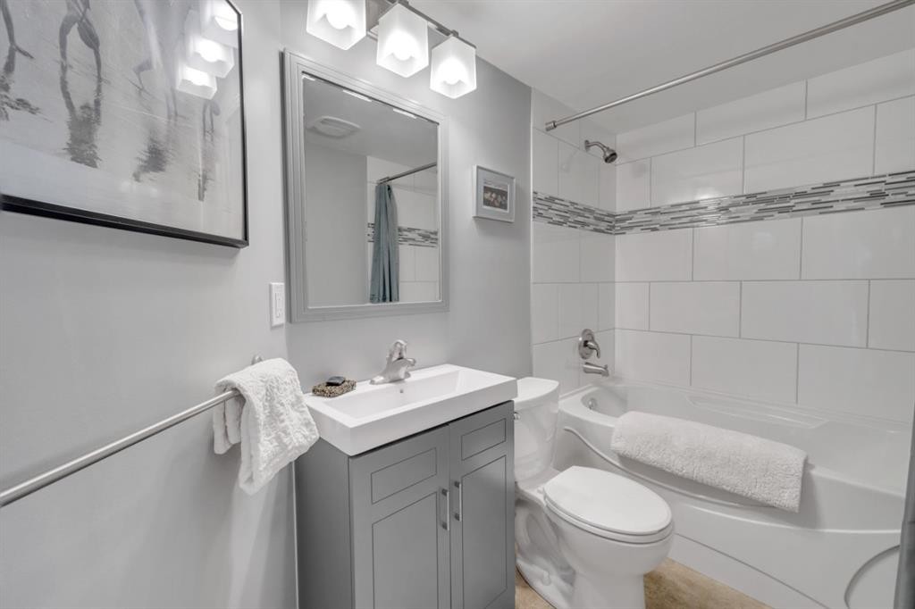 10 Wilkinson Circle, Sylvan Lake, AB - Indoor Photo Showing Bathroom