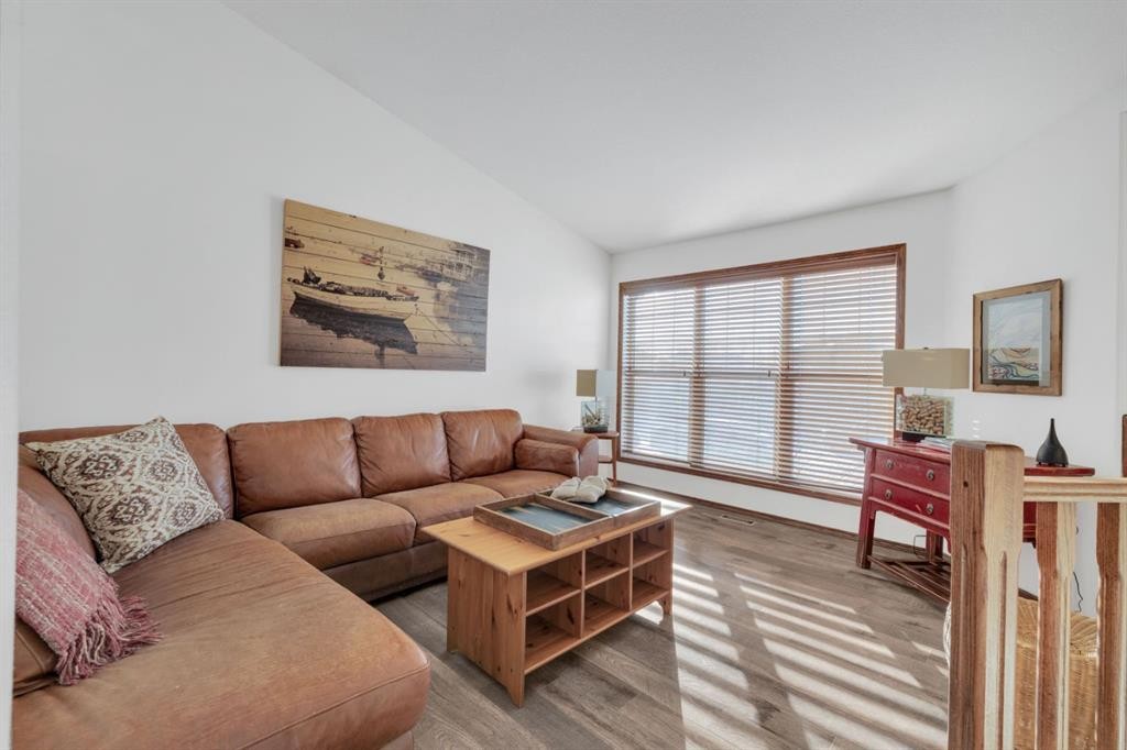 10 Wilkinson Circle, Sylvan Lake, AB - Indoor Photo Showing Living Room