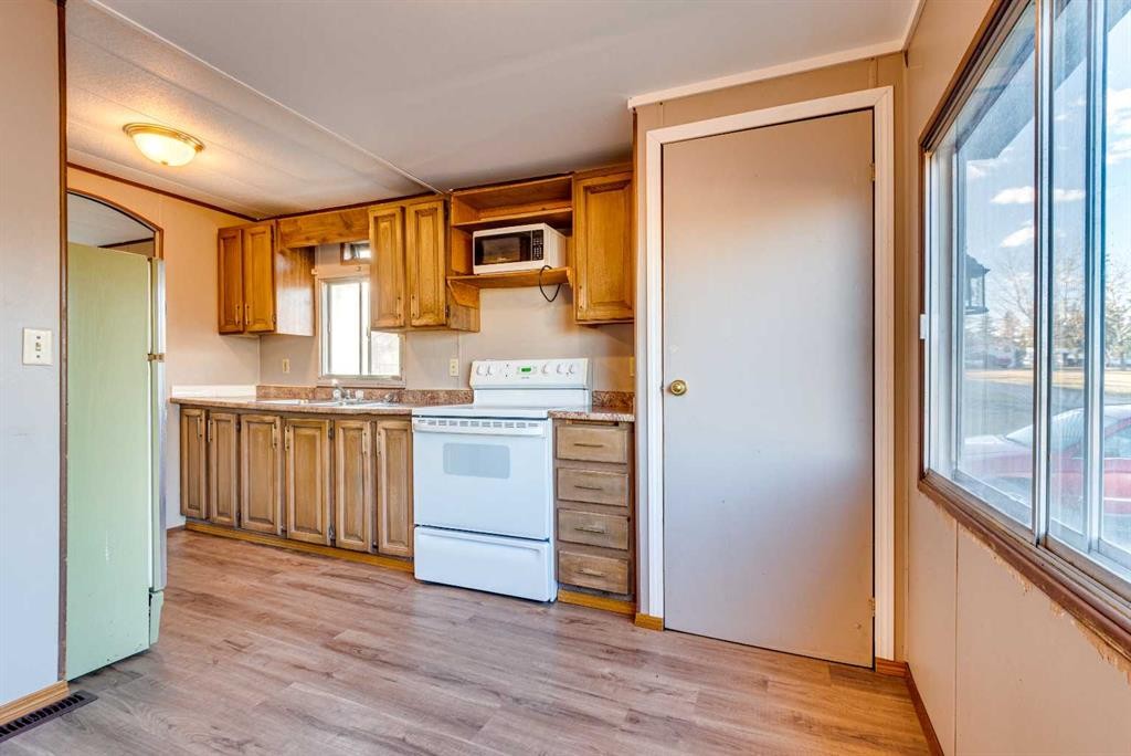 26-501 School Road, Trochu, AB