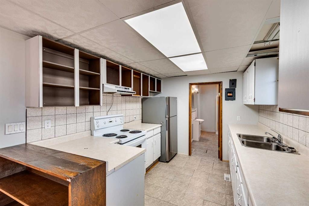 402 Main Street, Trochu, AB - Indoor Photo Showing Kitchen With Double Sink