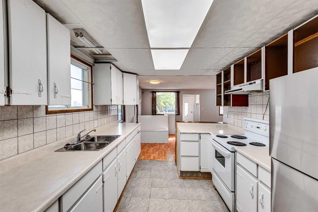 402 Main Street, Trochu, AB - Indoor Photo Showing Kitchen With Double Sink