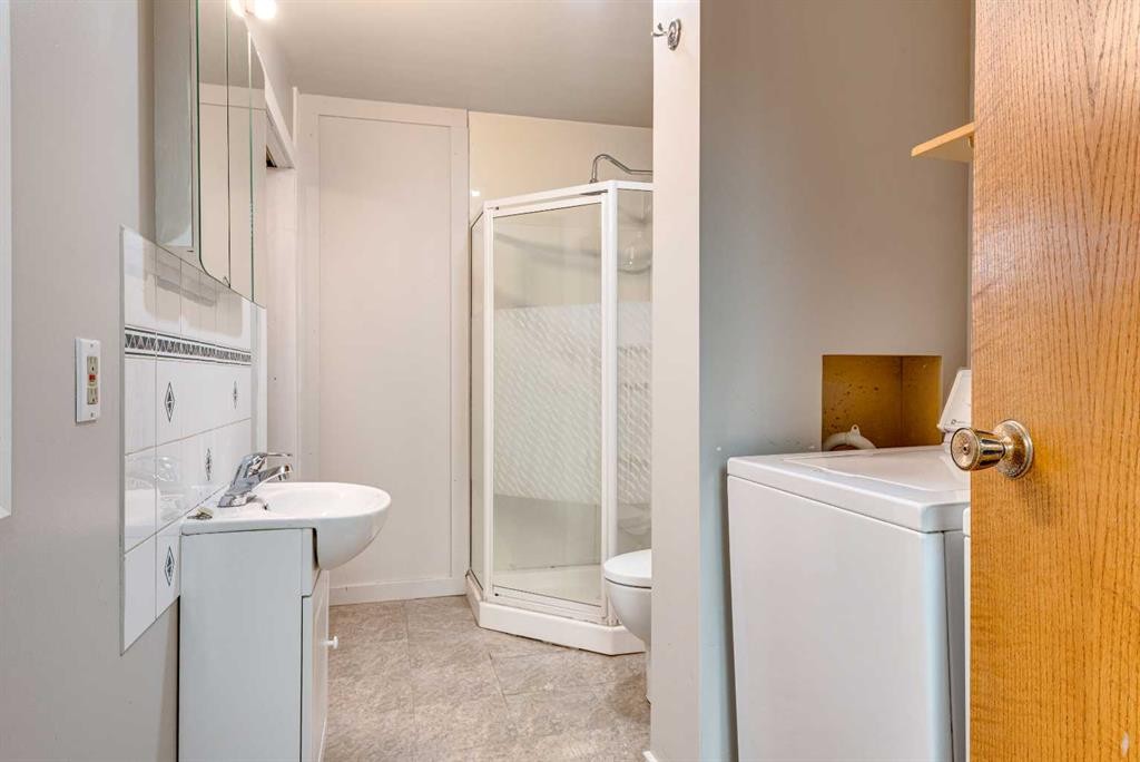 402 Main Street, Trochu, AB - Indoor