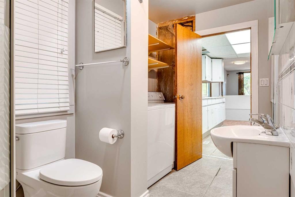 402 Main Street, Trochu, AB - Indoor Photo Showing Bathroom