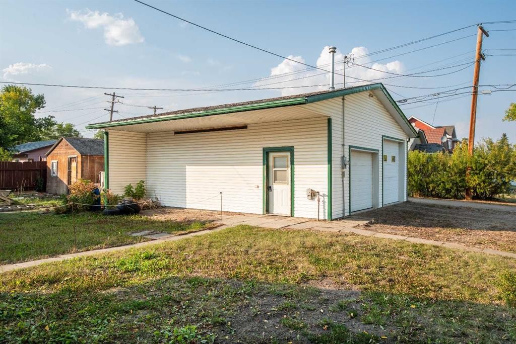 402 Main Street, Trochu, AB - Outdoor