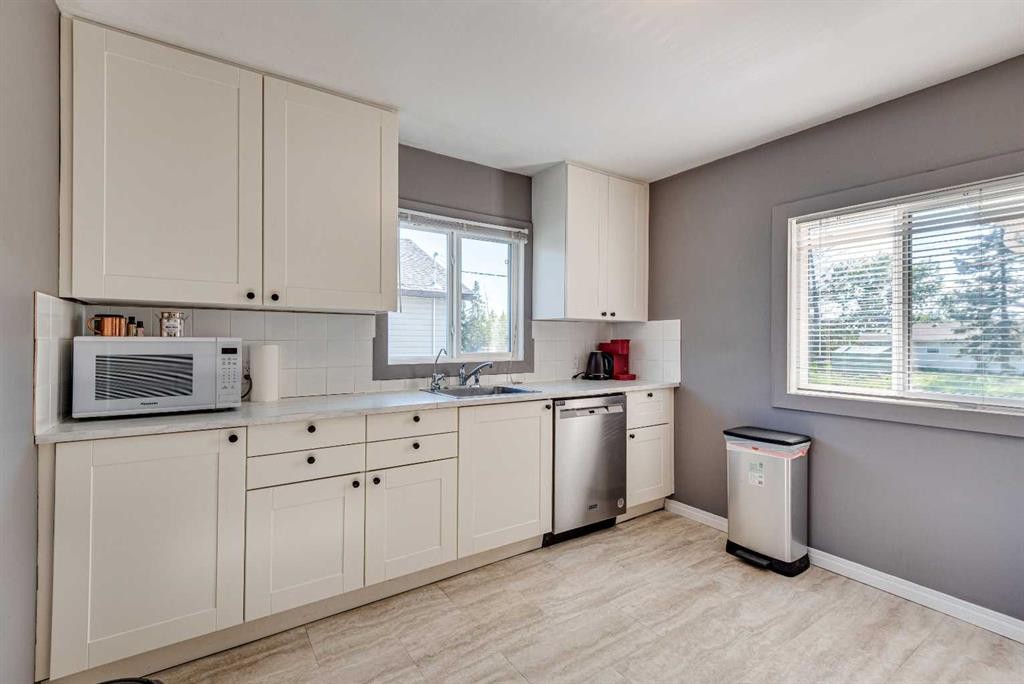 25-320 7 Avenue Ne, Three Hills, AB - Indoor Photo Showing Kitchen