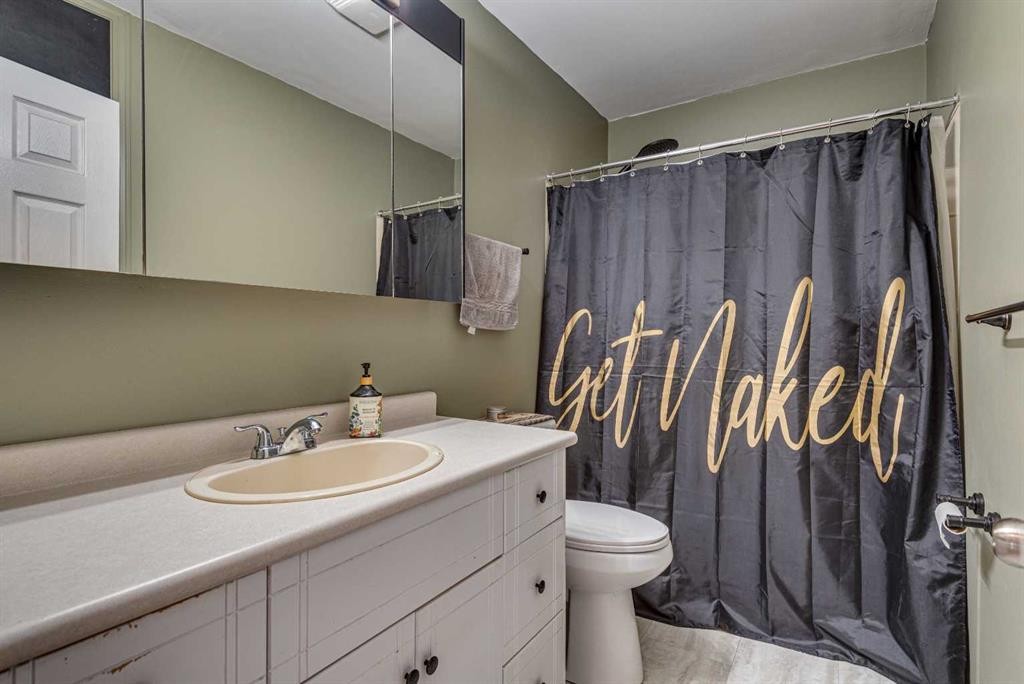 25-320 7 Avenue Ne, Three Hills, AB - Indoor Photo Showing Bathroom