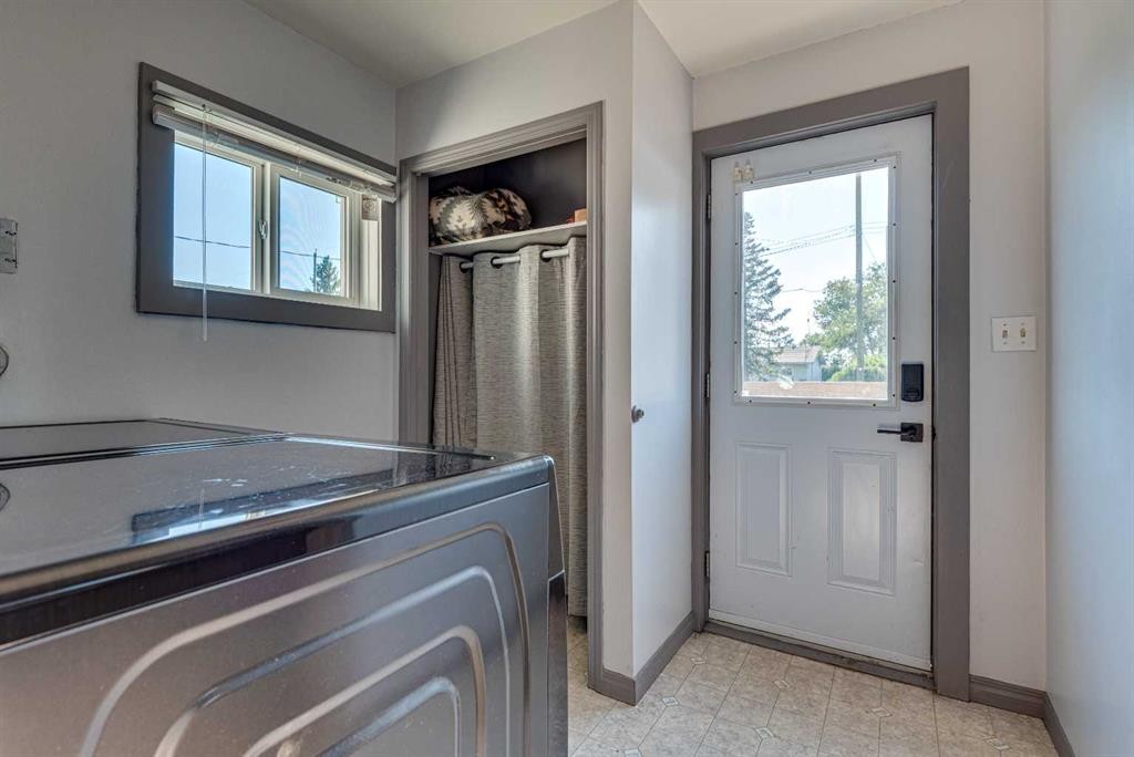 25-320 7 Avenue Ne, Three Hills, AB - Indoor Photo Showing Laundry Room