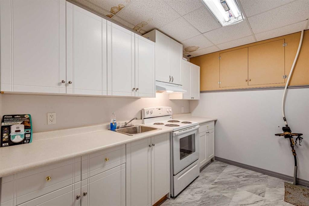 25-320 7 Avenue Ne, Three Hills, AB - Indoor Photo Showing Kitchen